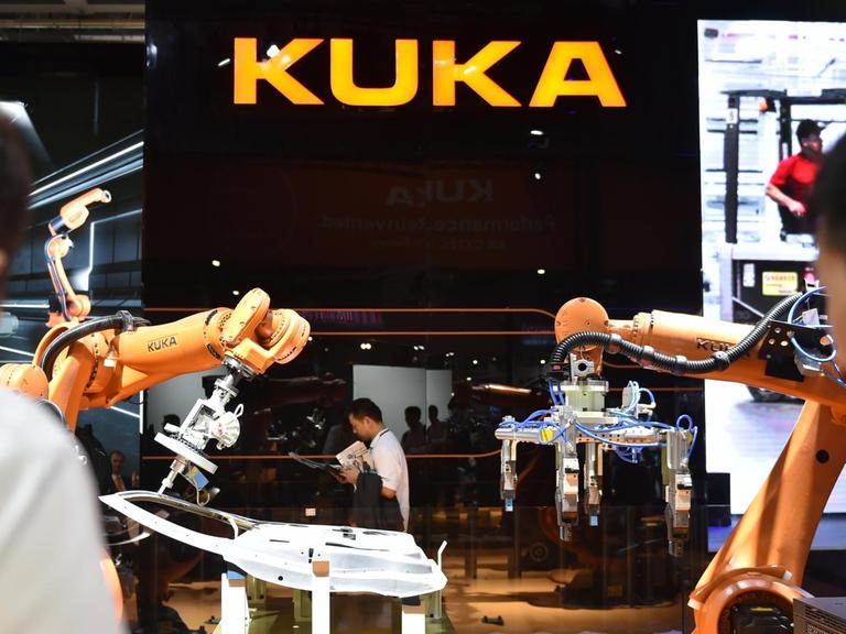 Besucher am Messe-Stand des Unternehmens Kuka während der "China International Industry Fair 2015" in Shanghai.