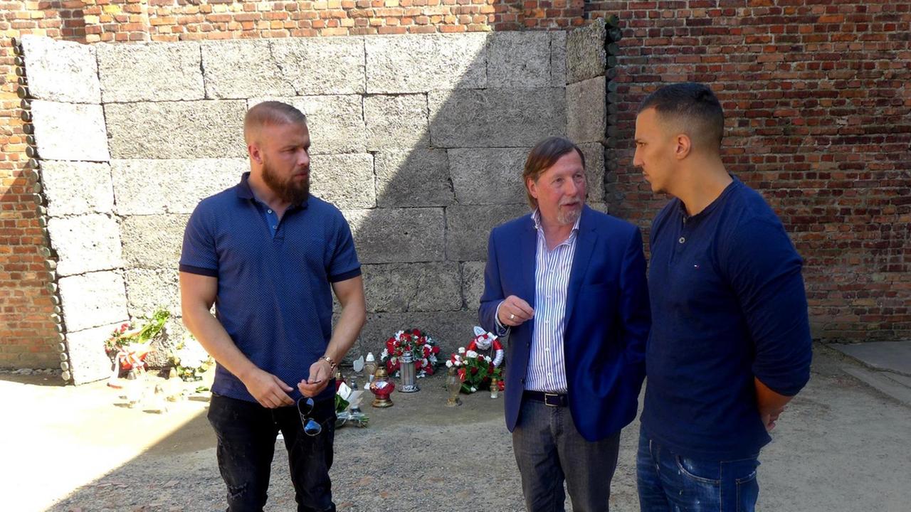 Der Vizepräsident des Internationalen Auschwitz Komitees, Heumbner (Mitte), steht mit den Rappern Kollegah (links) und Farid Bang an der Todeswand in der KZ-Gedenkstätte Auschwitz. Der Vizepräsident des Internationalen Auschwitz Komitees, Heumbner (Mitte), steht mit den Rappern Kollegah (links) und Farid Bang an der Todeswand in der KZ-Gedenkstätte Auschwitz.