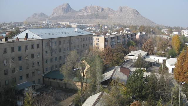 Stadtansicht von Osch in Kirgistan, im Hintergrund sind Berge zu sehen