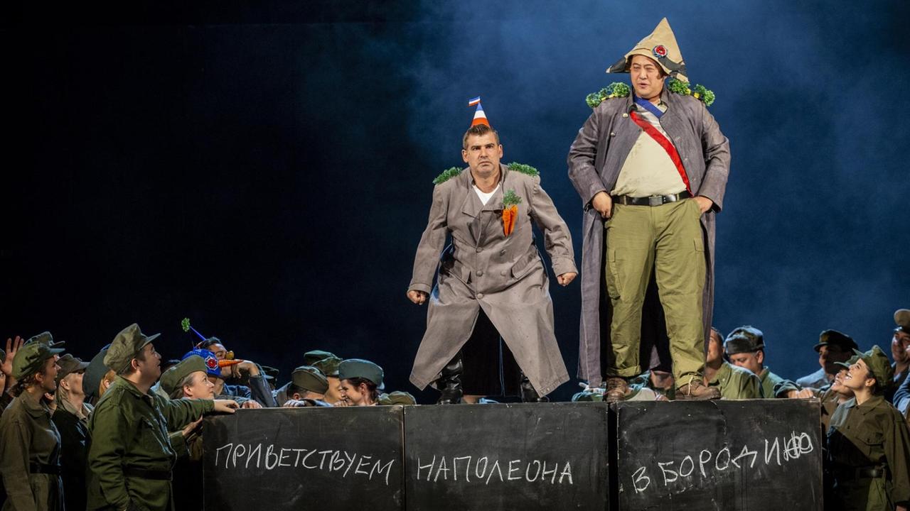 Ein Szenenfoto aus der Oper "Krieg und Frieden" von Sergej Prokofjew am Staatstheater Nürnberg. Ein Szenenfoto aus der Oper "Krieg und Frieden" von Sergej Prokofjew am Staatstheater Nürnberg.