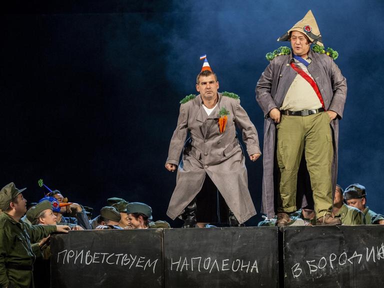 Ein Szenenfoto aus der Oper "Krieg und Frieden" von Sergej Prokofjew am Staatstheater Nürnberg.