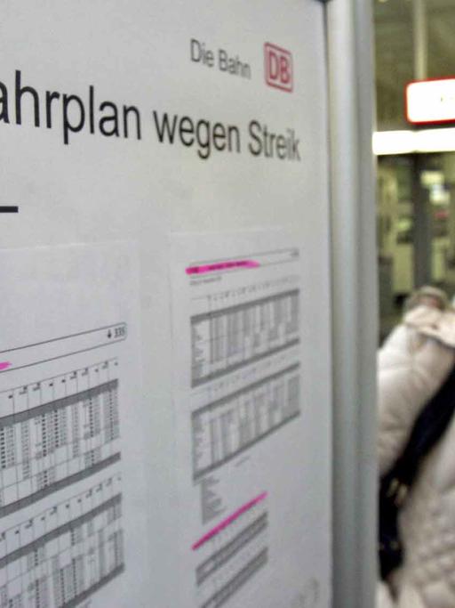 Ein Ersatzfahrplan hängt im Hauptbahnhof in Magdeburg aus.