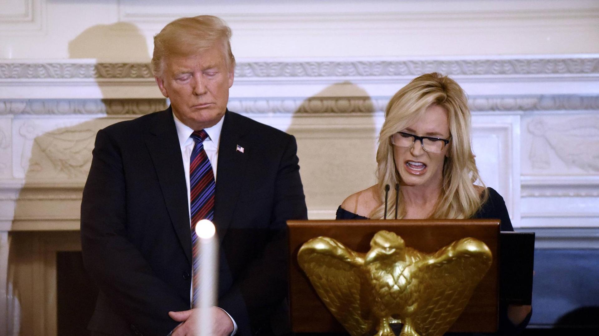 US-Präsident Donald Trump und die evangelikale TV-Pastorin Paula White beim "Dinner for Evangelical leadership". White gilt als spirituelle Vertraute Trumps. US-Präsident Donald Trump und die evangelikale TV-Pastorin Paula White beim "Dinner for Evangelical leadership". White gilt als spirituelle Vertraute Trumps.