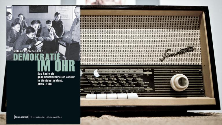 Hintergrundbild: Ein Radiogerät von Quelle, das Simonetta Stereo-Großsuper ST 6501 aus dem Jahr 1965 Vordergrund: Buchcover Hintergrundbild: Ein Radiogerät von Quelle, das Simonetta Stereo-Großsuper ST 6501 aus dem Jahr 1965 Vordergrund: Buchcover