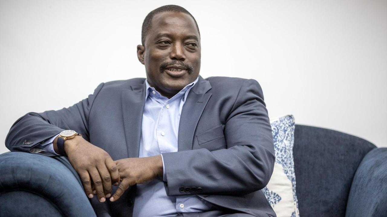 Joseph Kabila, Präsident der Demokratischen Republik Kongo, im Jahr 2015. Er sitzt im blauen Sessel.