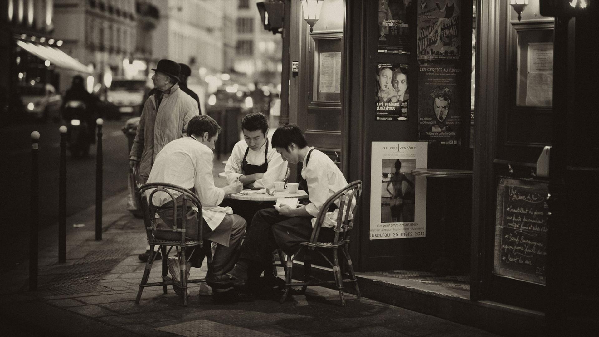 Mitarbeiter des vor 1924 gegründeten Restaurants Café des Musées im jüdischen Viertel von Paris Mitarbeiter des vor 1924 gegründeten Restaurants Café des Musées im jüdischen Viertel von Paris