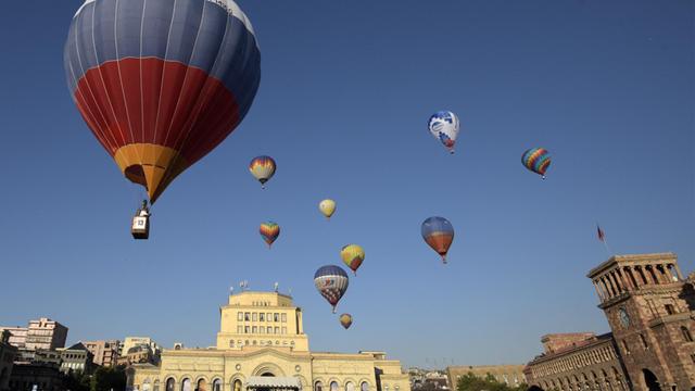 Heißluftballons über der armenischen Hauptstadt Eriwan zu deren 2799. Geburtstag im Jahr 2017. Im Vordergrund einer in den Farben der armenischen Flagge.