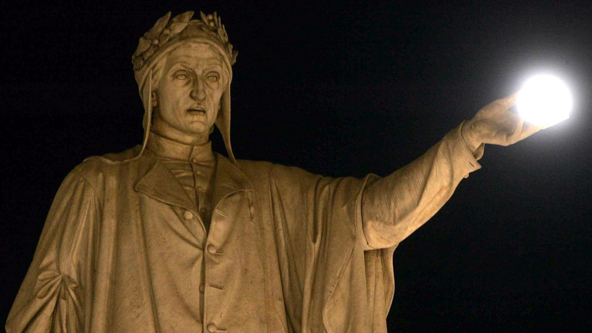 Der Vollmond scheint als leuchtende Kugel auf der Hand einer Dante-Statue zu liegen. Der Vollmond scheint als leuchtende Kugel auf der Hand einer Dante-Statue zu liegen.