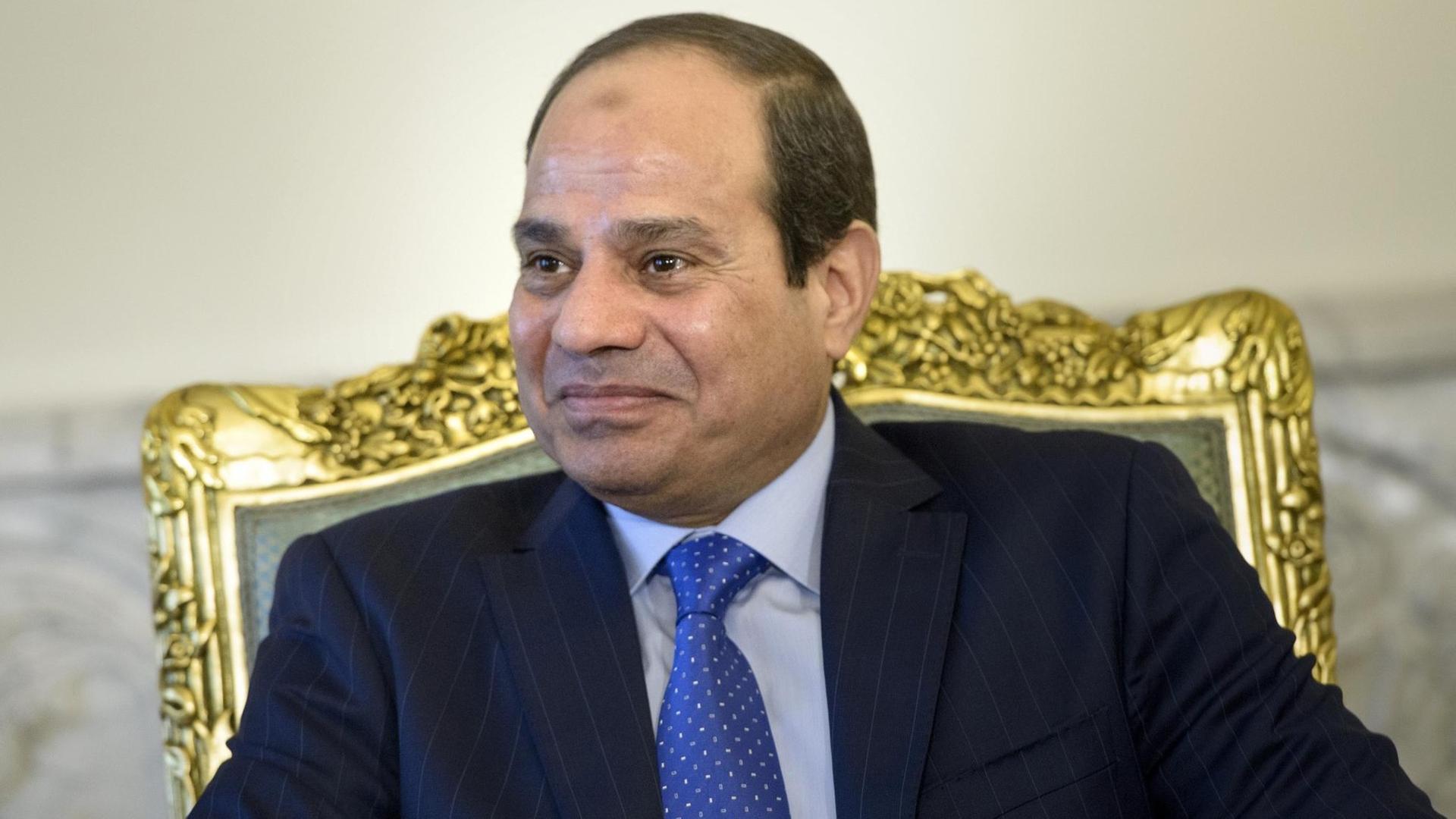 Der ägyptische Präsident Abdel Fattah al-Sisi sitzt auf seinem Thron im Präsidentenpalast in Kairo Der ägyptische Präsident Abdel Fattah al-Sisi sitzt auf seinem Thron im Präsidentenpalast in Kairo