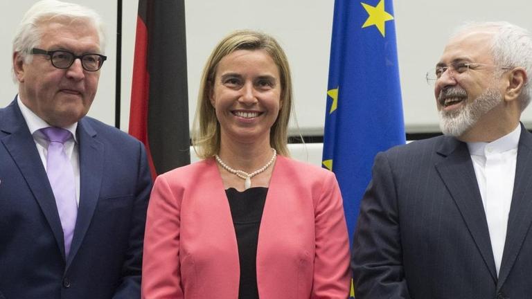 Nach der Atomeinigung: Bundesaußenminister Frank-Walter Steinmeier, die EU-Außenbeauftragte Federica Mogherini und der iranische Außenminister Mohammed Sarif. Nach der Atomeinigung: Bundesaußenminister Frank-Walter Steinmeier, die EU-Außenbeauftragte Federica Mogherini und der iranische Außenminister Mohammed Sarif.