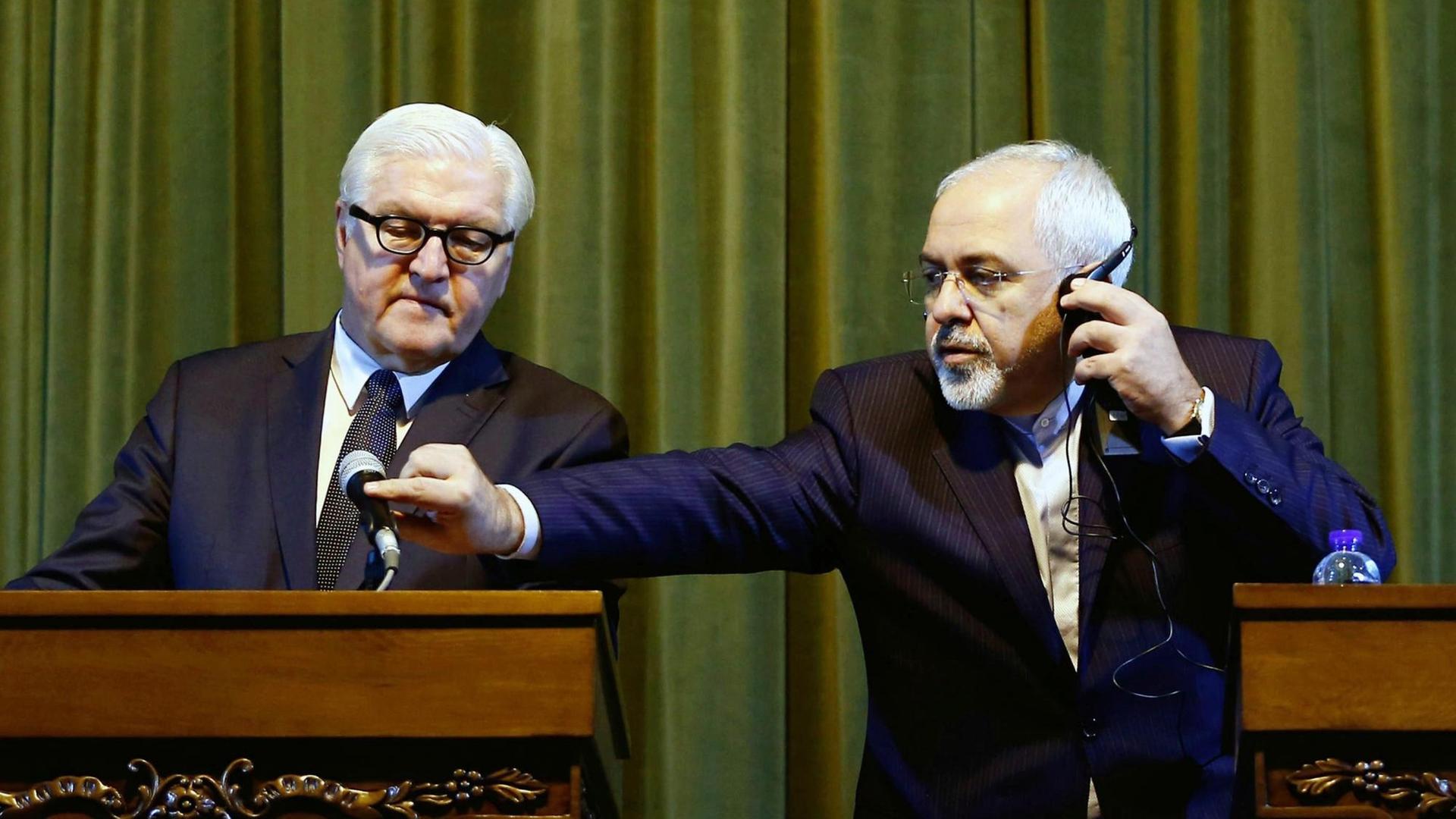 Bundesaußenminister Frank-Walter Steinmeier mit seinem iranischen Amtskollegen Mohammed Dschawad Sarif in Teheran. Bundesaußenminister Frank-Walter Steinmeier mit seinem iranischen Amtskollegen Mohammed Dschawad Sarif in Teheran.