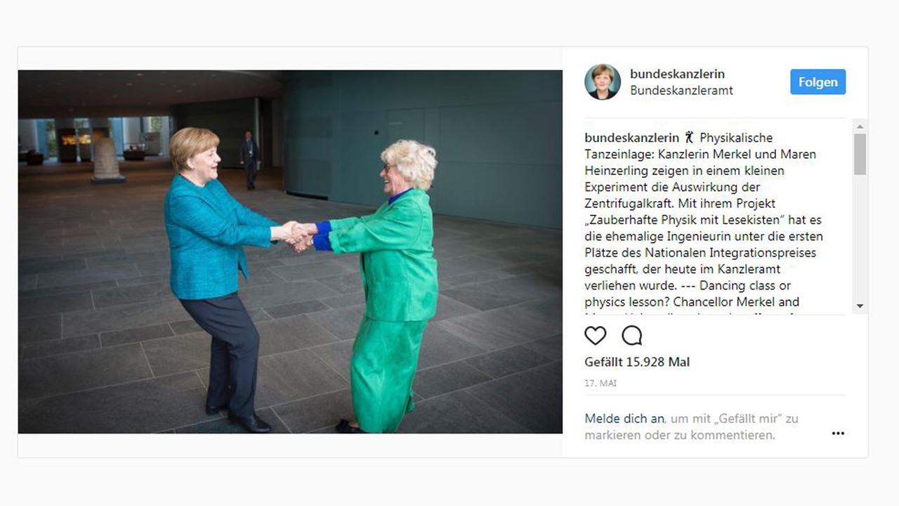Instagram-Bild der Bundeskanzlerin: Es zeigt sie, die gelernte Physikerin, zusammen mit der Ingenieurin Maren Heinzerling, sie halten sich fest an den Händen und drehen sich dabei, wie ein Karussell. Um die Zentrifugalkraft zu demonstrieren. Und beide lachen dabei herzlich. Instagram-Bild der Bundeskanzlerin: Es zeigt sie, die gelernte Physikerin, zusammen mit der Ingenieurin Maren Heinzerling, sie halten sich fest an den Händen und drehen sich dabei, wie ein Karussell. Um die Zentrifugalkraft zu demonstrieren. Und beide lachen dabei herzlich.