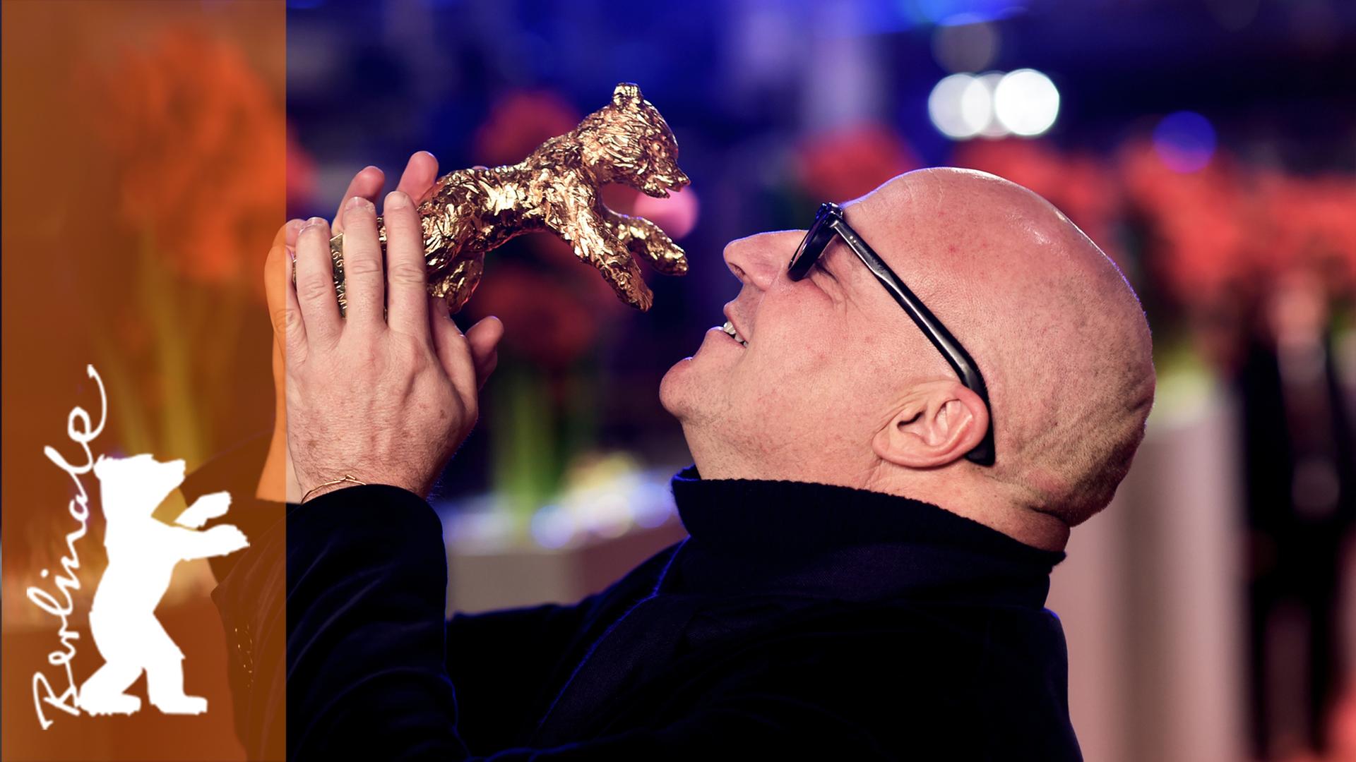 Preisträger Gianfranco Rosi freut sich über den Goldenen Bär für seinen Film "Fuocoammare" Preisträger Gianfranco Rosi freut sich über den Goldenen Bär für seinen Film "Fuocoammare"