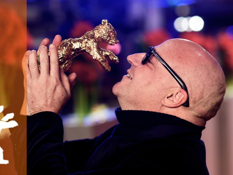 Preisträger Gianfranco Rosi freut sich über den Goldenen Bär für seinen Film "Fuocoammare"