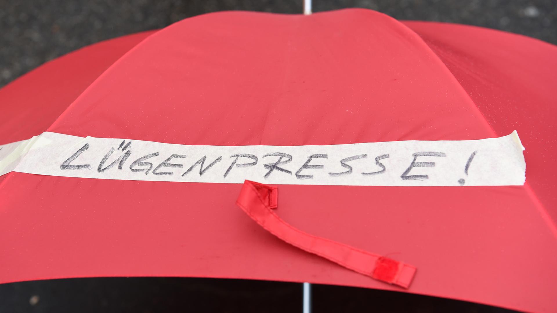 "Lügenpresse" steht am 20.02.2016 in Mainz (Rheinland-Pfalz) bei einer Kundgebung des islam- und flüchtlingsfeindlichen Pegida-Ablegers "Karlsruhe wehrt sich" gegen den Südwestrundfunk (SWR) auf einem Schirm. "Lügenpresse" steht am 20.02.2016 in Mainz (Rheinland-Pfalz) bei einer Kundgebung des islam- und flüchtlingsfeindlichen Pegida-Ablegers "Karlsruhe wehrt sich" gegen den Südwestrundfunk (SWR) auf einem Schirm.