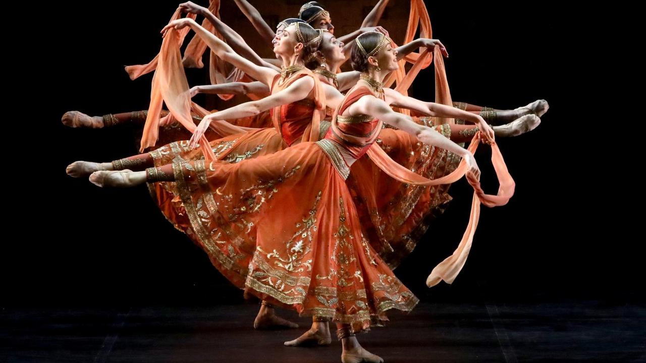 Balletttänzerinnen in einer weiteren Szene von „La Bayadère“ – diesmal im Michailowski-Theater in Sankt Petersburg. Balletttänzerinnen in einer weiteren Szene von „La Bayadère“ – diesmal im Michailowski-Theater in Sankt Petersburg.