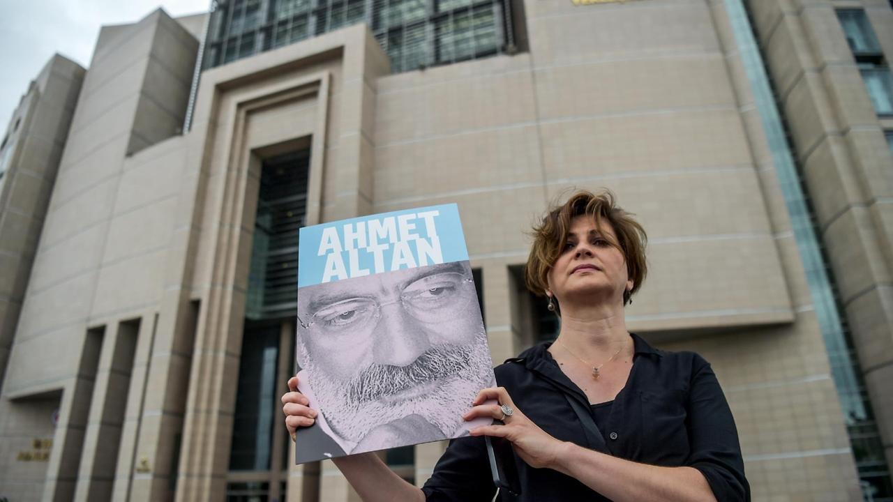 Das Archivbild vom Juni 2017 zeigt eine Journalistin, die mit einem Porträt des inhaftierten Journalisten Ahmet Altan vor einem Gerichtsgebäude demonstriert.