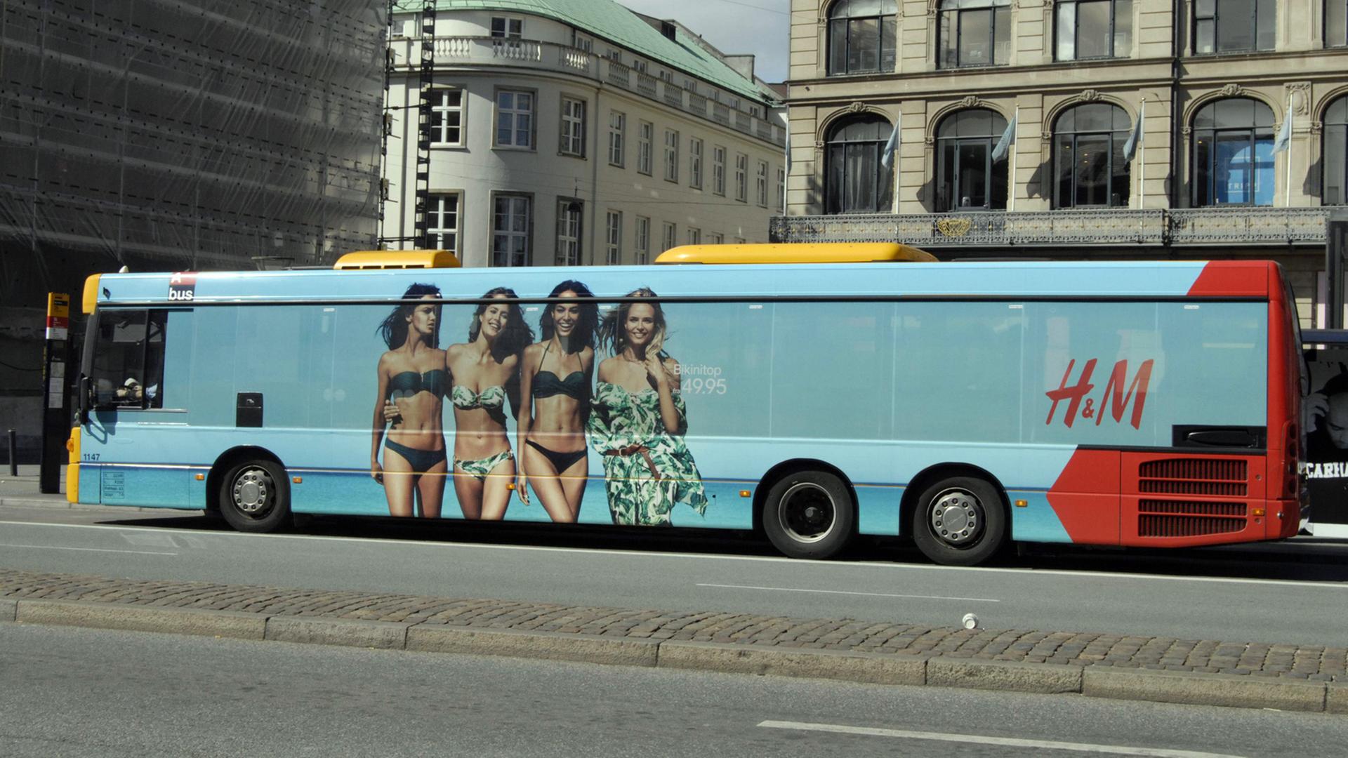 Ein Bus mit Bademoden-Werbung in Kopenhagen