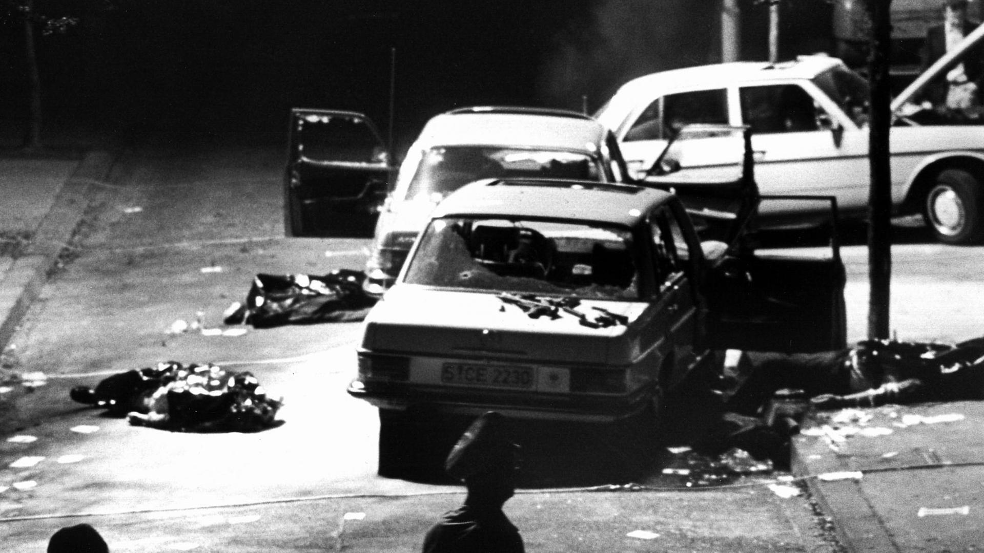 Am 5. September 1977 entführten Terroristen der Roten Armee Fraktion (RAF) den damaligen Arbeitgeberpräsidenten Hanns Martin Schleyer. Blick auf den Tatort in Köln. Drei Polizisten und der Fahrer starben bei der Geiselnahme. Am 5. September 1977 entführten Terroristen der Roten Armee Fraktion (RAF) den damaligen Arbeitgeberpräsidenten Hanns Martin Schleyer. Blick auf den Tatort in Köln. Drei Polizisten und der Fahrer starben bei der Geiselnahme.