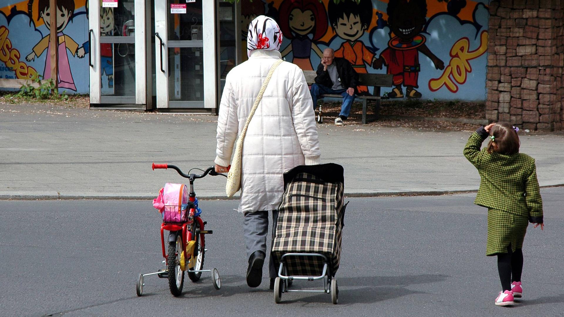 Eine türkische Mutter mit ihrer Tochter in Berlin-Kreuzberg Eine türkische Mutter mit ihrer Tochter in Berlin-Kreuzberg