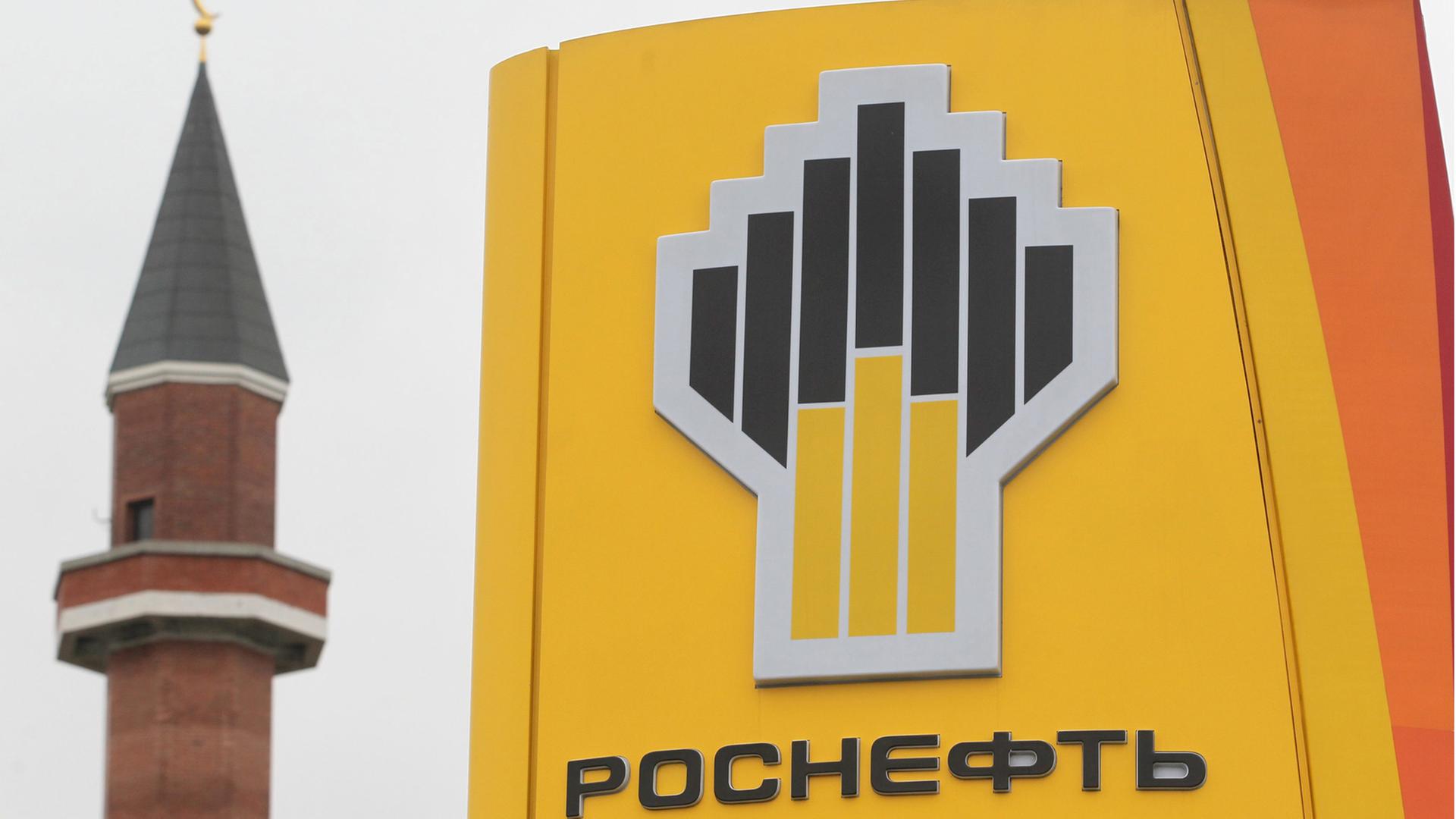 Logo des Erdölunternehmens Rosneft, fotografiert in der russischen Hauptstadt Moskau Logo des Erdölunternehmens Rosneft, fotografiert in der russischen Hauptstadt Moskau