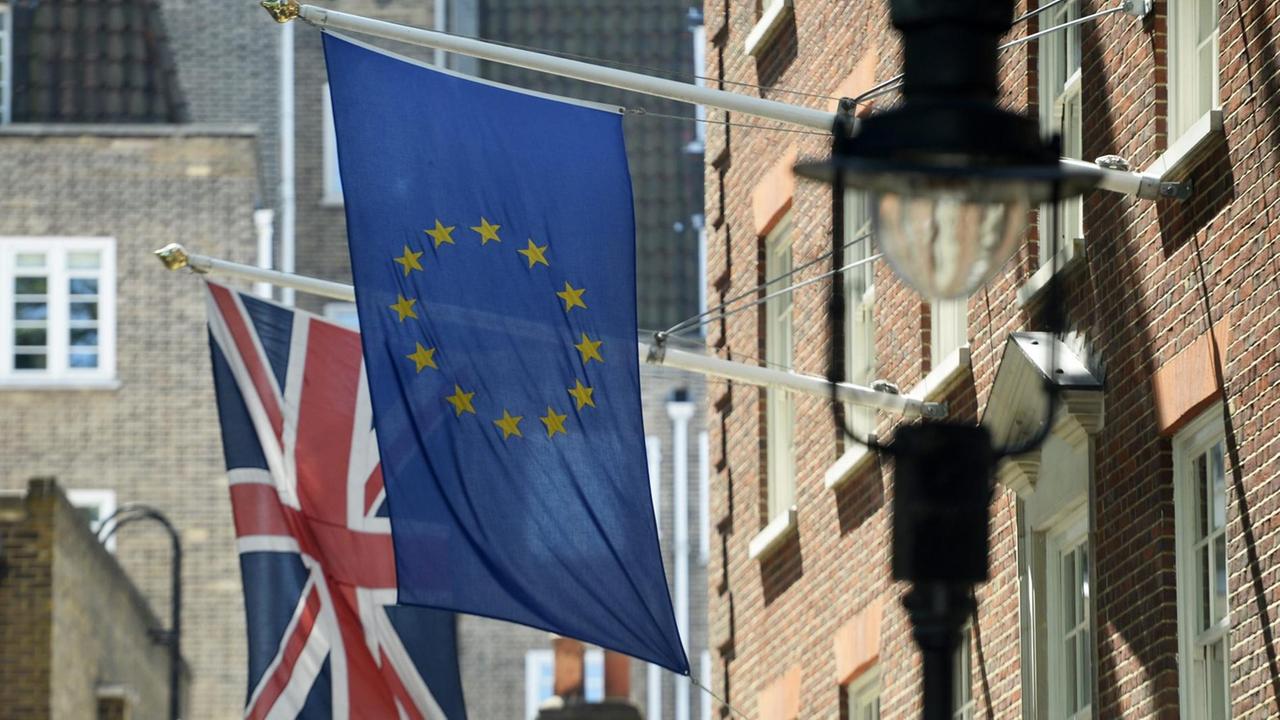 Die Flagge Großbritanniens und die der Europäischen Union Die Flagge Großbritanniens und die der Europäischen Union