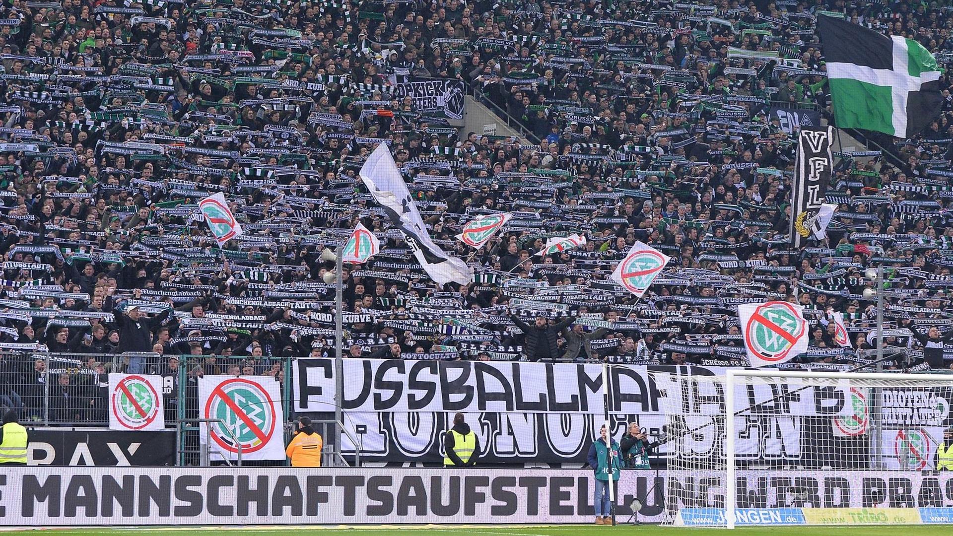 Banner im Mönchengladbach-Fanblock beim Spiel gegen Dortmund Banner im Mönchengladbach-Fanblock beim Spiel gegen Dortmund