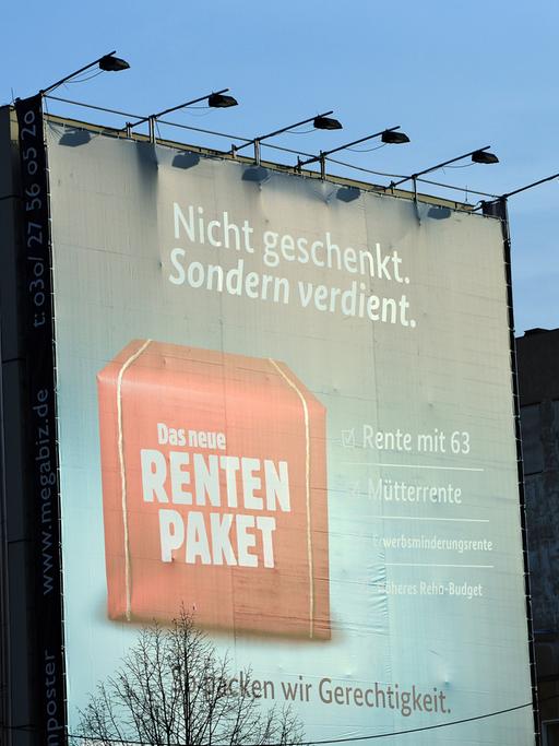 Ein riesiges Werbeplakat zum sogenannten Rentenpaket des Ministeriums für Arbeit und Soziales hängt am in Berlin an einer Häuserwand.