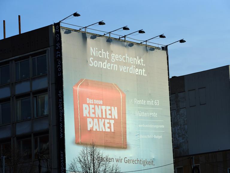 Ein riesiges Werbeplakat zum sogenannten Rentenpaket des Ministeriums für Arbeit und Soziales hängt am in Berlin an einer Häuserwand.