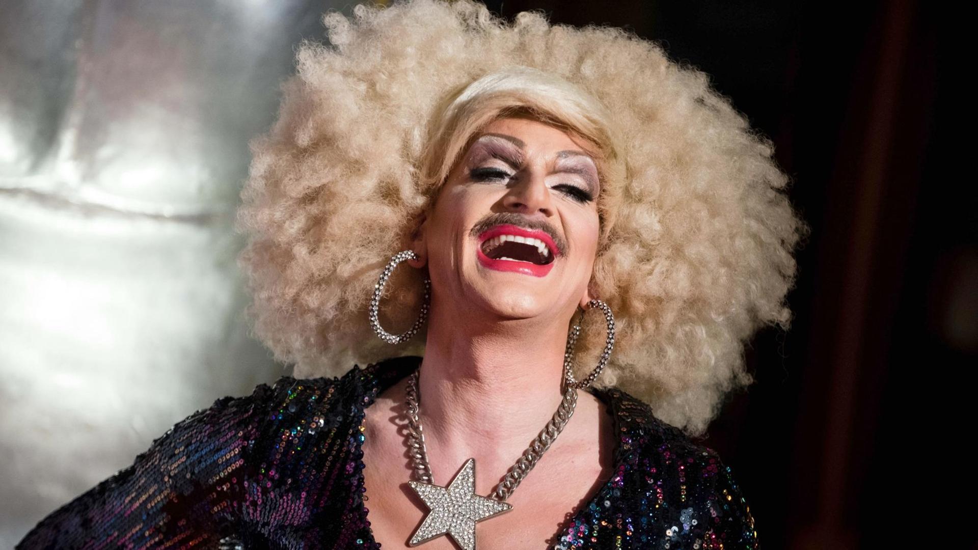 Drag-Queen Gloria Viagra bei der 66. Verleihung des Teddy Awards, dem schwul-lesbischen Filmpreis, der im Rahmen der Berlinale vergeben wird.