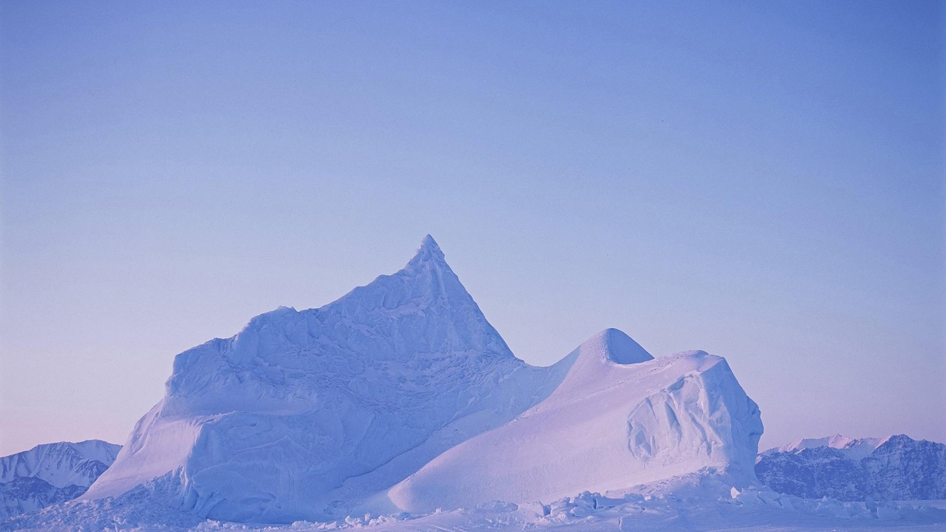 Die Aufnahme zeigt einen Eisberg vor der Nordküste von Baffin Island im kanadischen Territorium Nunavut.