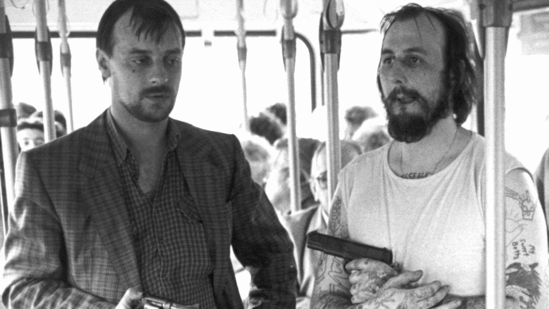 Die bewaffneten Geiselnehmer Dieter Degowski (l) und Hans-Jürgen Rösner stehen am 17.8.1988 in dem in Bremen gekaperten Linienbus. Die Geiselnehmer hatten am 16.08.1988 in Gladbeck-Rentfort eine Bank überfallen und zwei Geiseln genommen. Nach einer spektakulären Verfolgungsjagd über Bremen, den Niederlanden und Köln, stoppte die Polizei am 18.08. auf der Autobahn Richtung Frankfurt am Main die Geiselnehmer mit Waffengewalt. Die bewaffneten Geiselnehmer Dieter Degowski (l) und Hans-Jürgen Rösner stehen am 17.8.1988 in dem in Bremen gekaperten Linienbus. Die Geiselnehmer hatten am 16.08.1988 in Gladbeck-Rentfort eine Bank überfallen und zwei Geiseln genommen. Nach einer spektakulären Verfolgungsjagd über Bremen, den Niederlanden und Köln, stoppte die Polizei am 18.08. auf der Autobahn Richtung Frankfurt am Main die Geiselnehmer mit Waffengewalt.