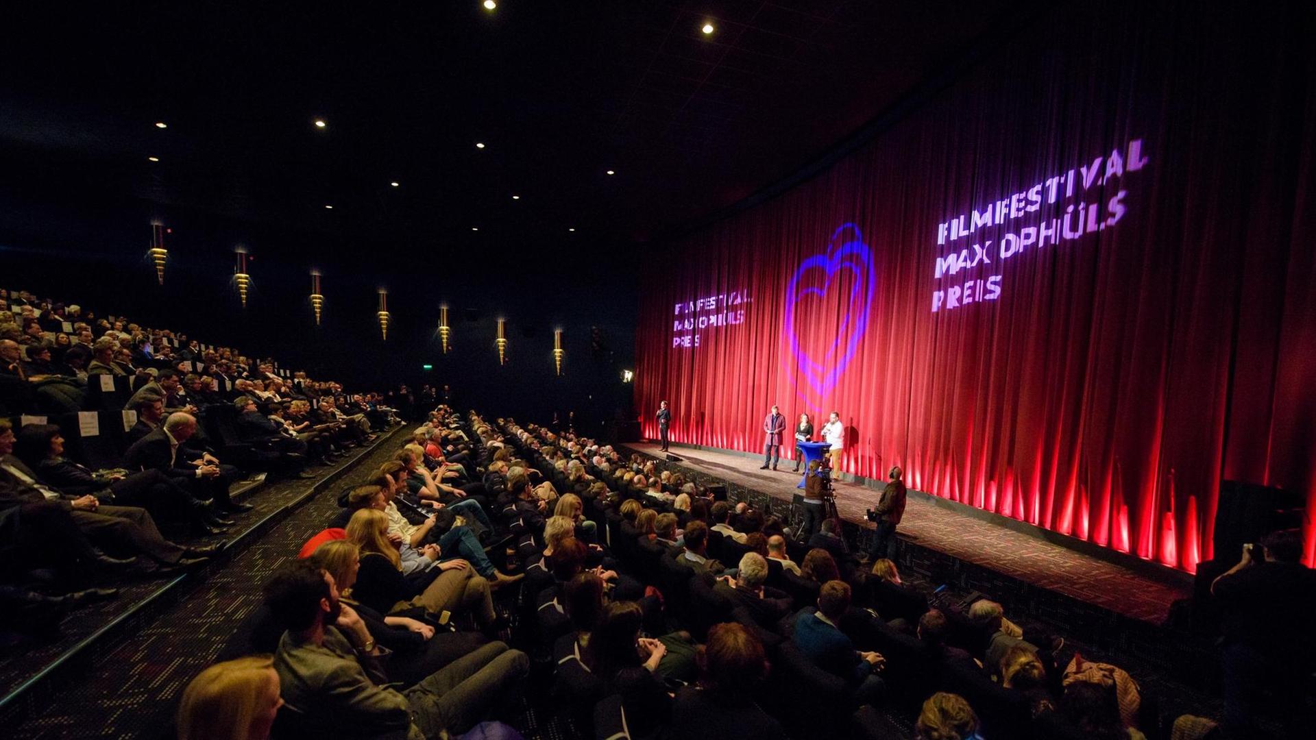Das 39. Filmfestival Max Ophüls Preis wird am 22.01.2018 im Cinestar Kino in Saarbrücken (Saarland) eröffnet. Das 39. Filmfestival Max Ophüls Preis wird am 22.01.2018 im Cinestar Kino in Saarbrücken (Saarland) eröffnet.