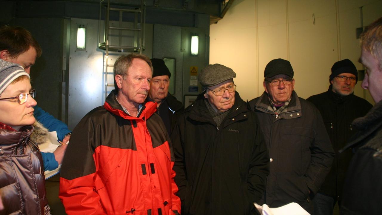 Diskussion im Bauch eines Windrades. Rechts und links außen das Ehepaar Kümmerle. Diskussion im Bauch eines Windrades. Rechts und links außen das Ehepaar Kümmerle.