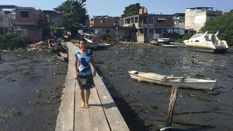 Veralúcia Freitas auf einem Steg in der Bucht von Guanabara. Veralúcia Freitas auf einem Steg in der Bucht von Guanabara.