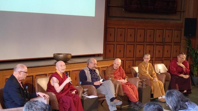 Eine Podiumsdiskussion auf dem internationalen Buddhismus-Kongress in Hamburg