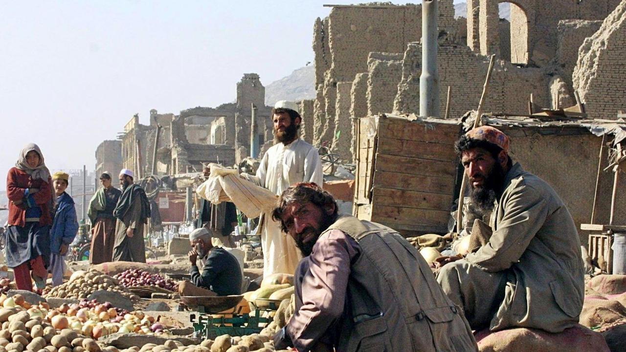 Das Archivbild vom 20.11.2001 zeigt einen Gemüseverkäufer auf einem Basar in Kabul. Auf den Märkten gibt es alles, Kinder fahren Gemüse und Obst auf Karren durch die ganze Stadt, doch es ist einfach zu teuer, damit es die Afghani kaufen. Berge von Schutt säumen die Straßenzüge. (zu dpa Korr-Bericht "Wir würden gerne hoffen - Kampf ums Überleben prägt Leben in Kabul). Das Archivbild vom 20.11.2001 zeigt einen Gemüseverkäufer auf einem Basar in Kabul. Auf den Märkten gibt es alles, Kinder fahren Gemüse und Obst auf Karren durch die ganze Stadt, doch es ist einfach zu teuer, damit es die Afghani kaufen. Berge von Schutt säumen die Straßenzüge. (zu dpa Korr-Bericht "Wir würden gerne hoffen - Kampf ums Überleben prägt Leben in Kabul).