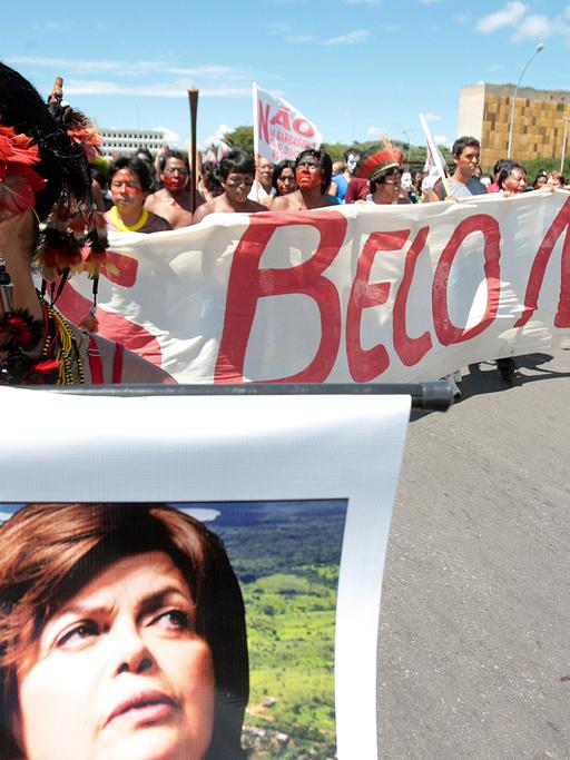 Menschen protestieren am 8.2.2011 gegen das Staudamm-Projekt Belo Monte am Rio Xingu in Brasilien