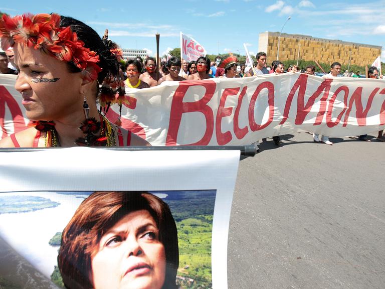 Menschen protestieren am 8.2.2011 gegen das Staudamm-Projekt Belo Monte am Rio Xingu in Brasilien