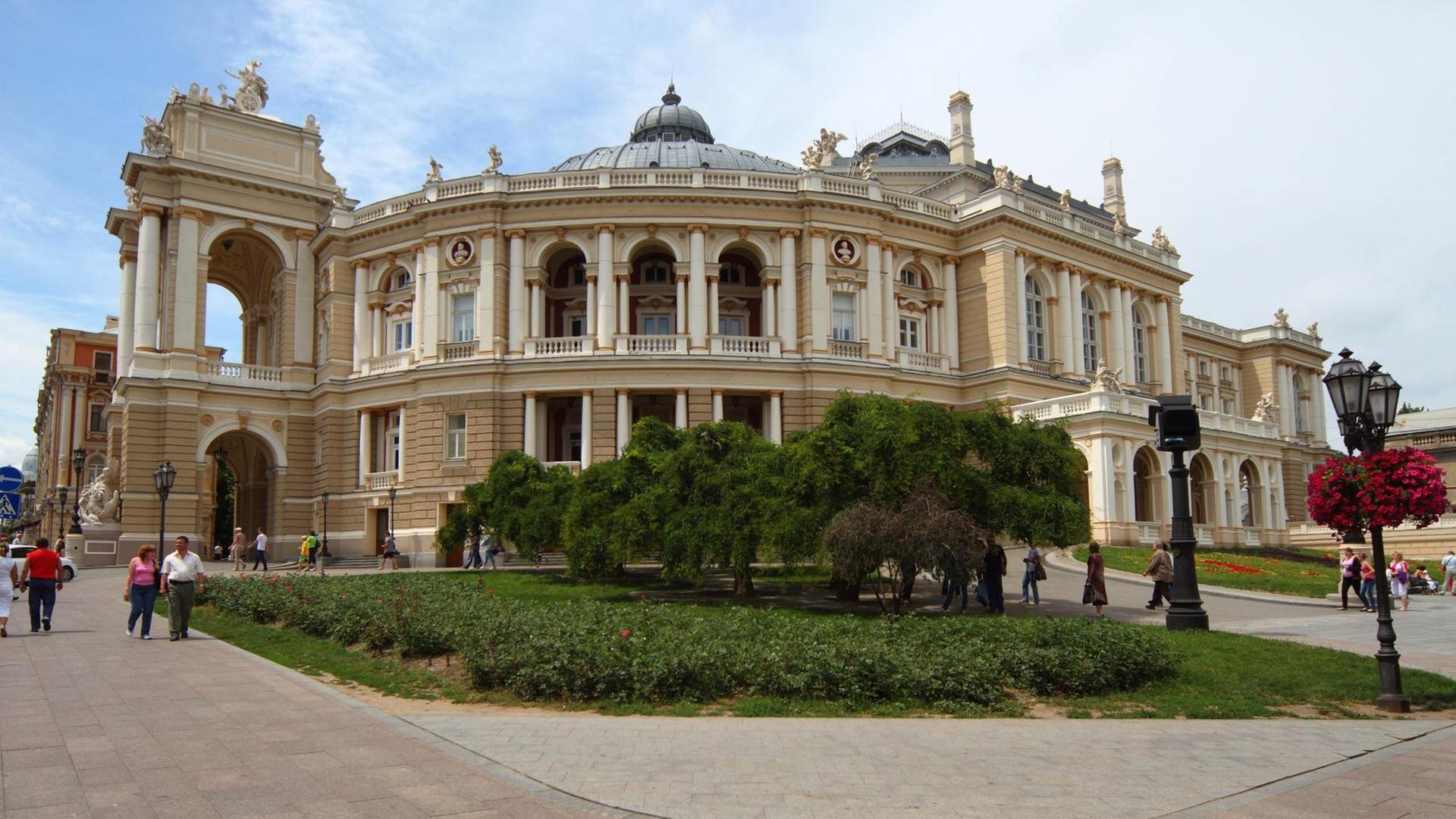 Das Opernhaus von Odessa im Juli 2011. Das Opernhaus von Odessa im Juli 2011.