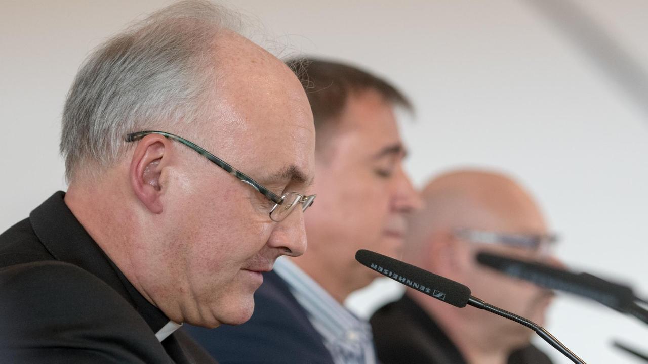 Der Regensburger Bischof Rudolf Voderholzer (l) spricht am 12.10.2016 in Regensburg (Bayern) während einer Pressekonferenz neben den Vertretern der Missbrauchsopfer, Peter Schmitt und Alexander Probst (r) zu den Journalisten. Der Regensburger Bischof Rudolf Voderholzer (l) spricht am 12.10.2016 in Regensburg (Bayern) während einer Pressekonferenz neben den Vertretern der Missbrauchsopfer, Peter Schmitt und Alexander Probst (r) zu den Journalisten.