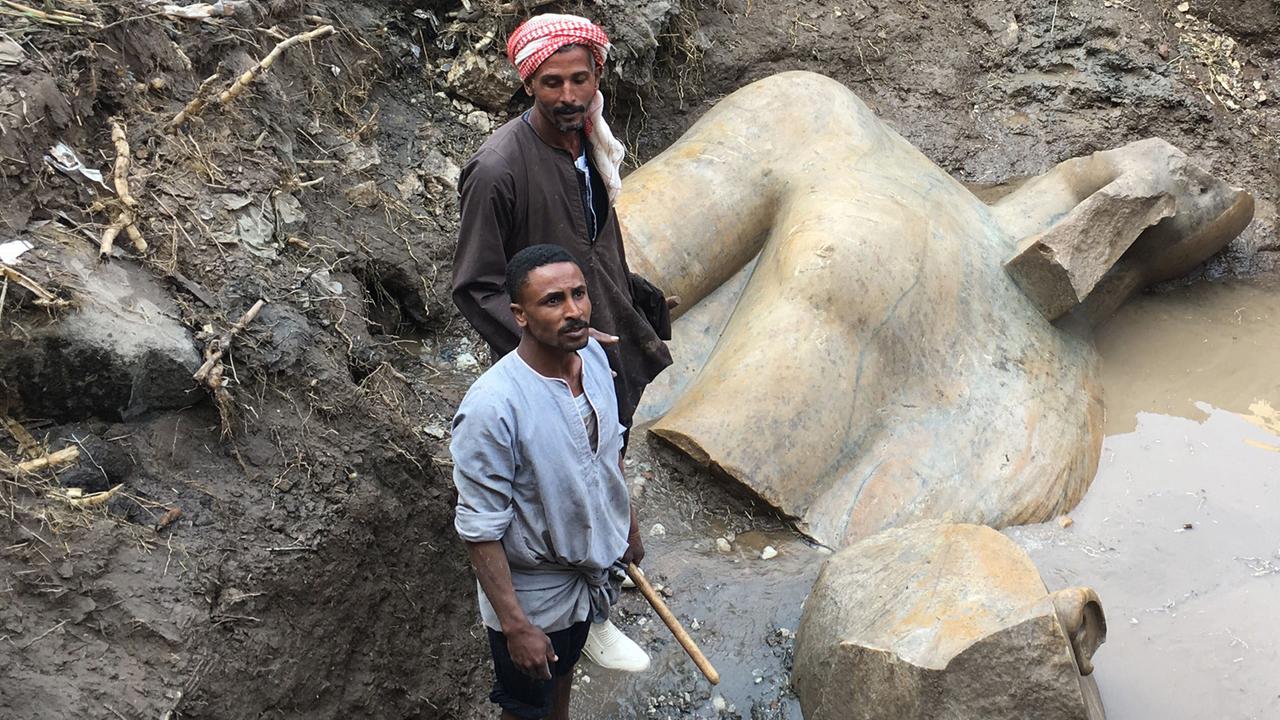 Ägyptische Grabungsarbeiter haben den tonnenschweren Kopf der Statue von Pharao Ramses in Kairo aus der Tiefe geholt.
