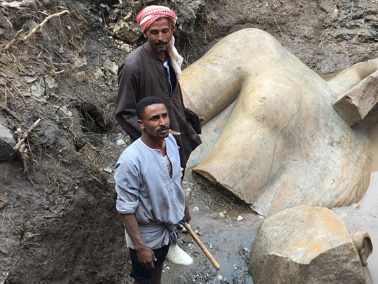 Ägyptische Grabungsarbeiter haben den tonnenschweren Kopf der Statue von Pharao Ramses in Kairo aus der Tiefe geholt.