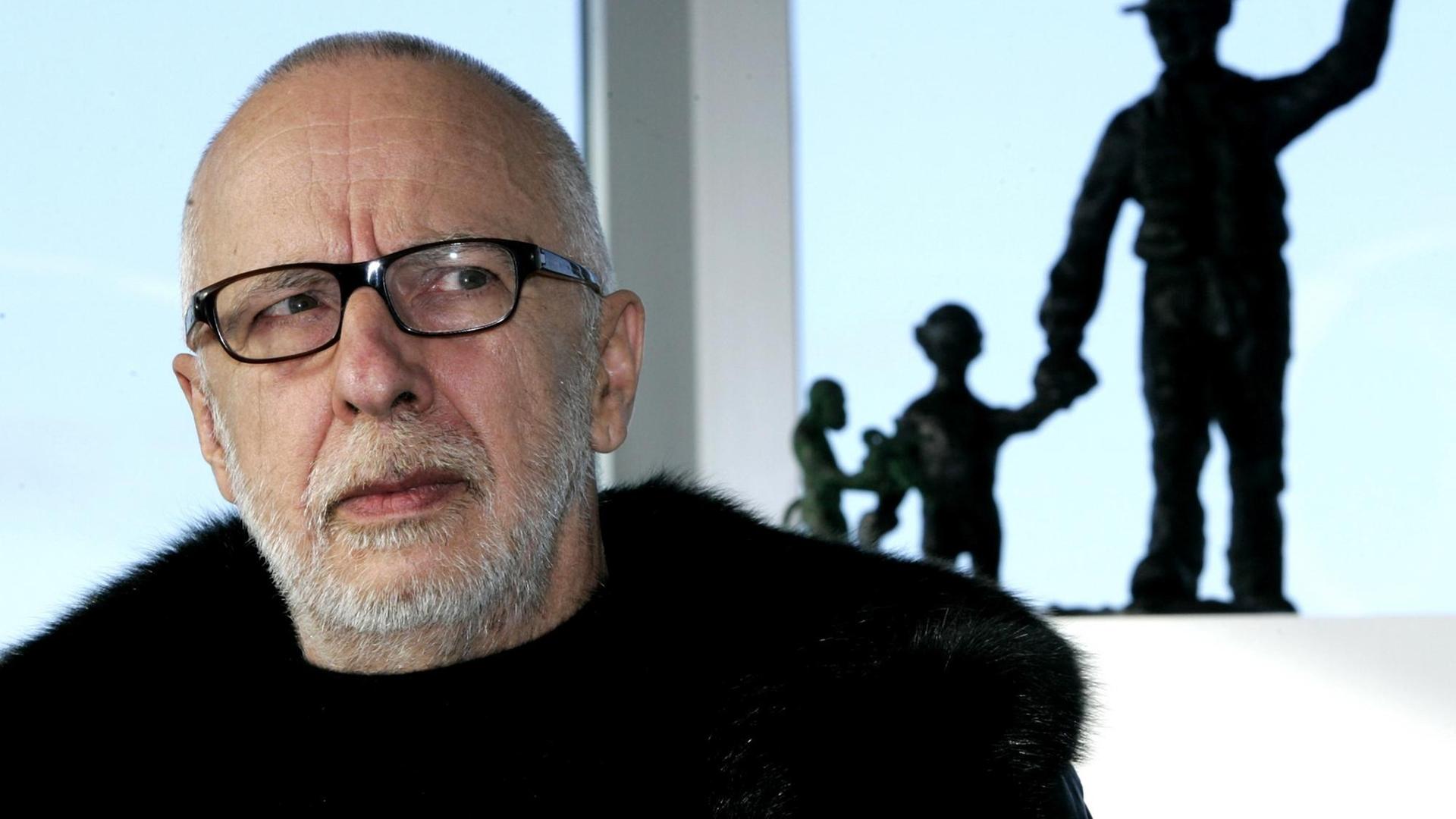Der Künstler Jörg Immendorff vor seiner Skulptur, die den Künstler Josef Beuys mit Affen an der Hand zeigt Der Künstler Jörg Immendorff vor seiner Skulptur, die den Künstler Josef Beuys mit Affen an der Hand zeigt