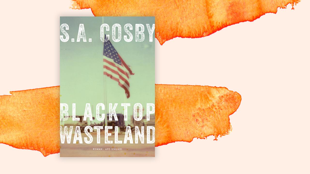 Das Cover von S.A. Cosbys Buch "Blacktop Wasteland" auf orange-weißem Hintergrund.