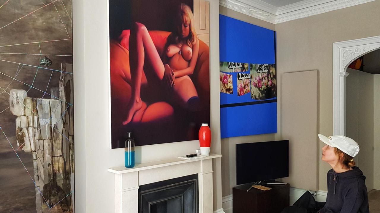 Die Kunstsammlerin Valeria Napoleone sitzt in ihrer Wohnung auf einer Bank und blickt auf ein Gemälde gegenüber. Darauf ist eine junge Frau zu sehen, die in einem Sessel sitzend masturbiert. Die Kunstsammlerin Valeria Napoleone sitzt in ihrer Wohnung auf einer Bank und blickt auf ein Gemälde gegenüber. Darauf ist eine junge Frau zu sehen, die in einem Sessel sitzend masturbiert.