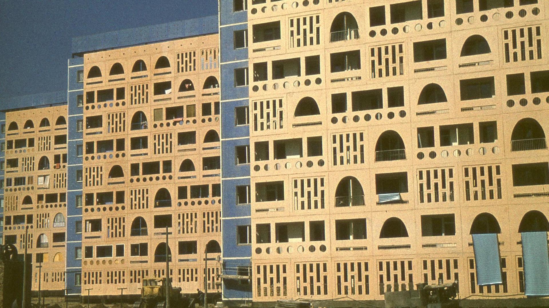 Bauarbeiten an einem neuen Wohnviertel in der usbekischen Hauptstadt Taschkent, aufgenommen im August 1969. Die mittelasiatischen Stilelemente der Fassaden sollen die Wohnungen vor der Sonne schützen. Bauarbeiten an einem neuen Wohnviertel in der usbekischen Hauptstadt Taschkent, aufgenommen im August 1969. Die mittelasiatischen Stilelemente der Fassaden sollen die Wohnungen vor der Sonne schützen.