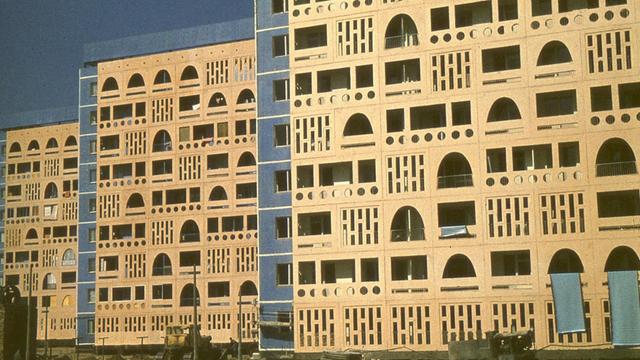 Bauarbeiten an einem neuen Wohnviertel in der usbekischen Hauptstadt Taschkent, aufgenommen im August 1969. Die mittelasiatischen Stilelemente der Fassaden sollen die Wohnungen vor der Sonne schützen.
