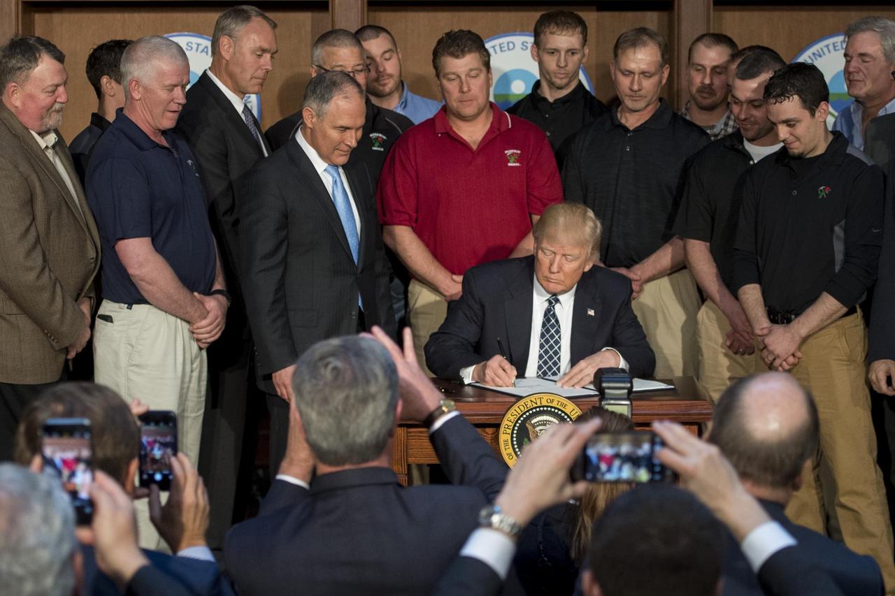 US-Präsident Donald Trump unterzeichnet ein Dekret, das die Klimaschutz-Pläne seines Vorgängers Barack Obama aufweicht.
