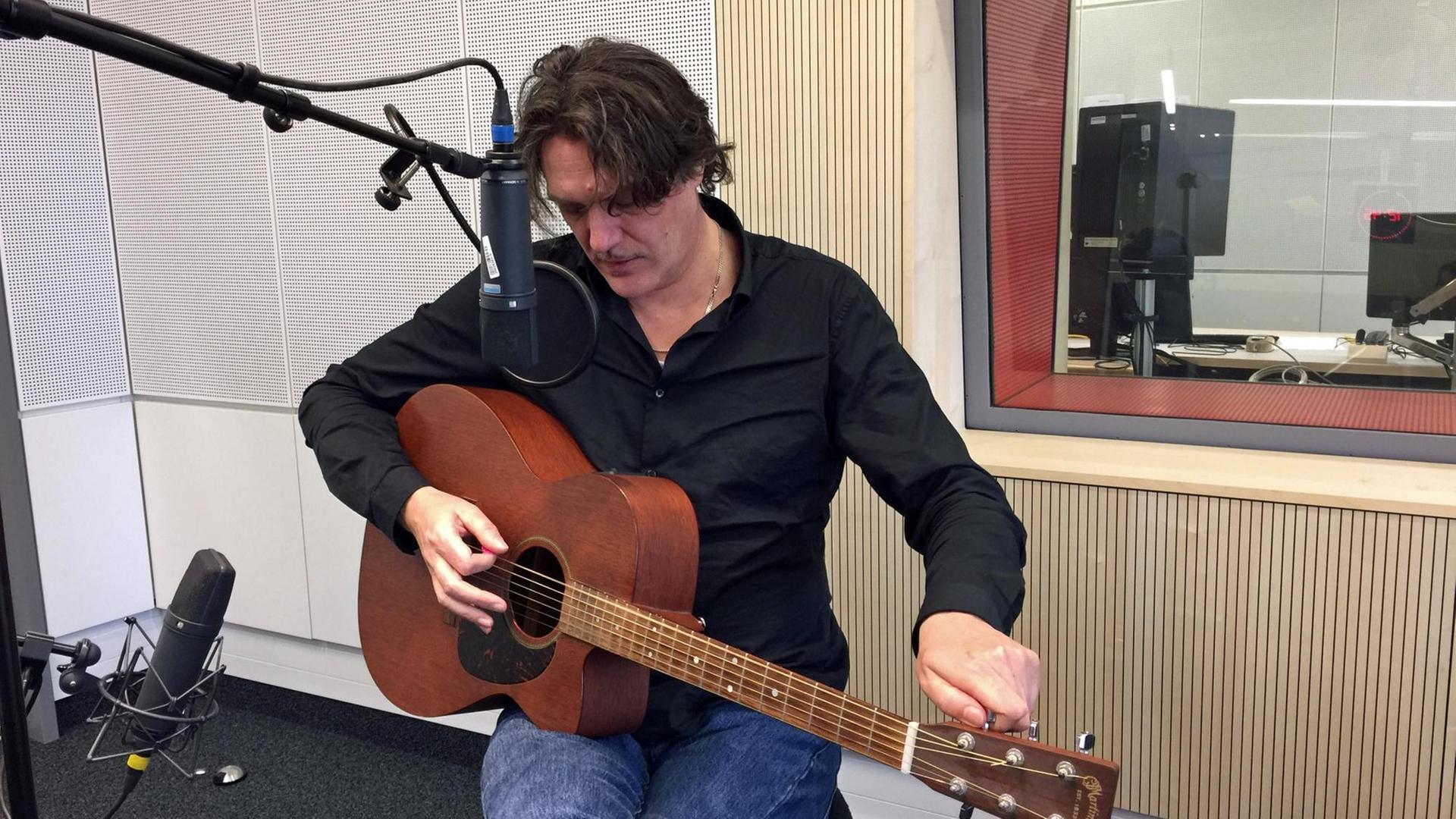Der Musiker Frank Spilker zu Besuch im Studio des DLF am 15.2.2017. Der Musiker Frank Spilker zu Besuch im Studio des DLF am 15.2.2017.